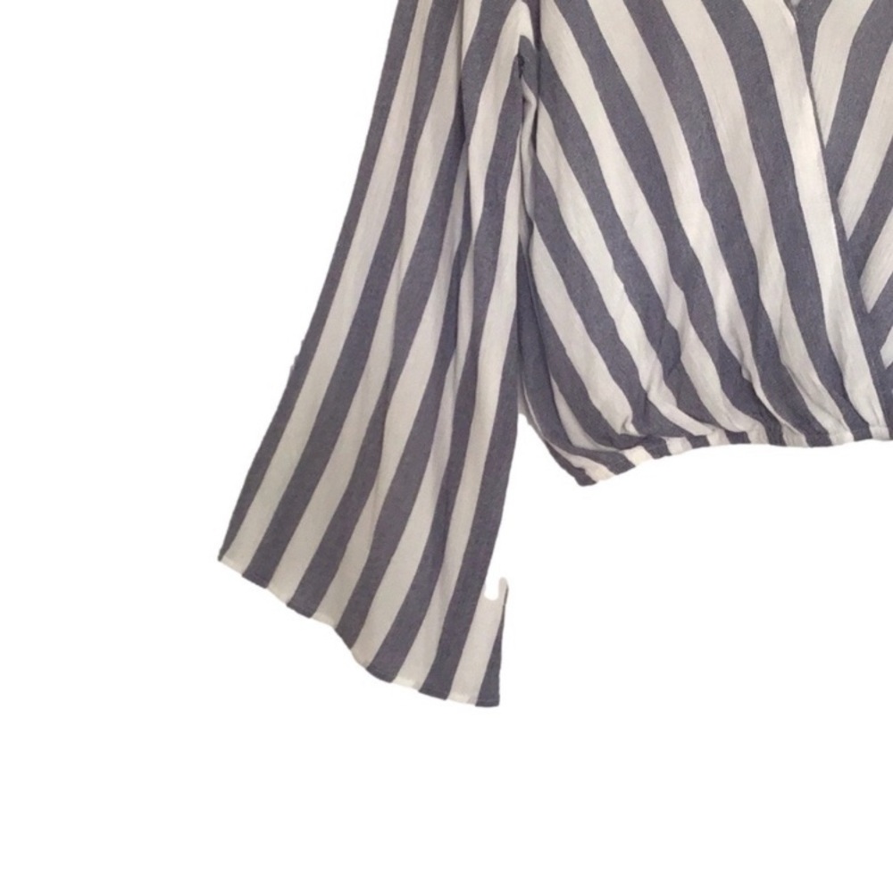 Sadie & Sage Bell Sleeve.? striped blouse size M - Picture 6 of 6